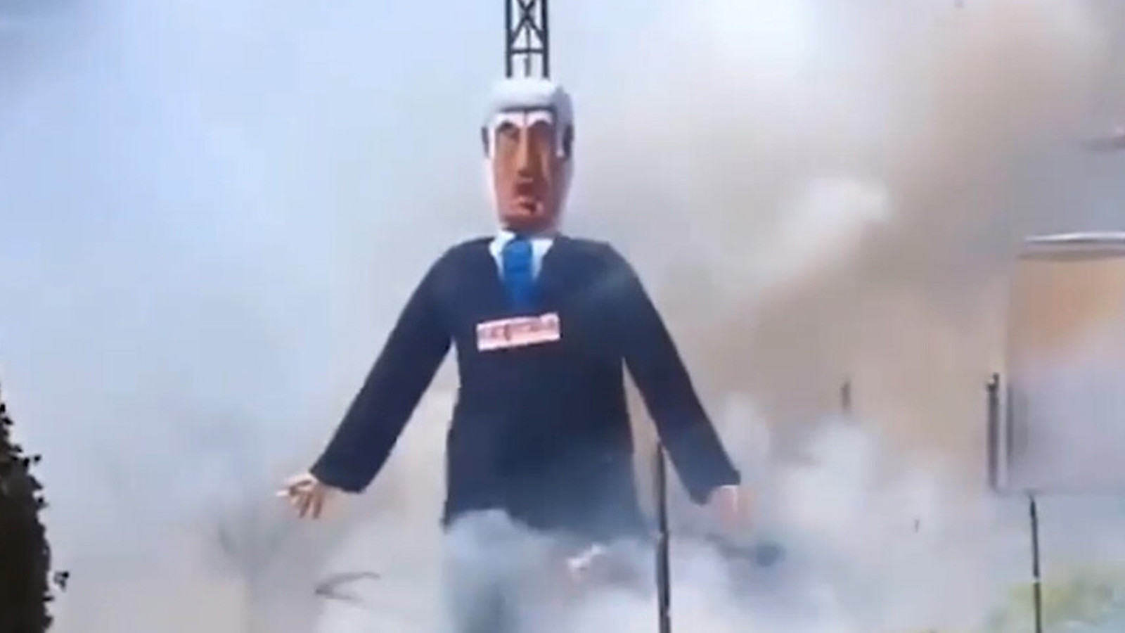 Tepkiler giderek büyüyor: Netanyahu'nun kuklası yakıldı