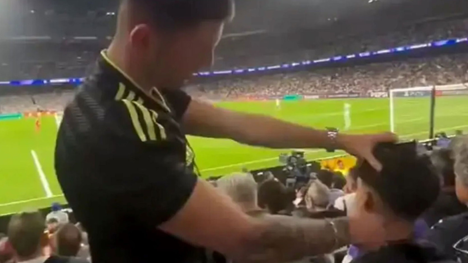 Tribünde saç kestiren 'fenomen' Real Madrid taraftarının hedefinde