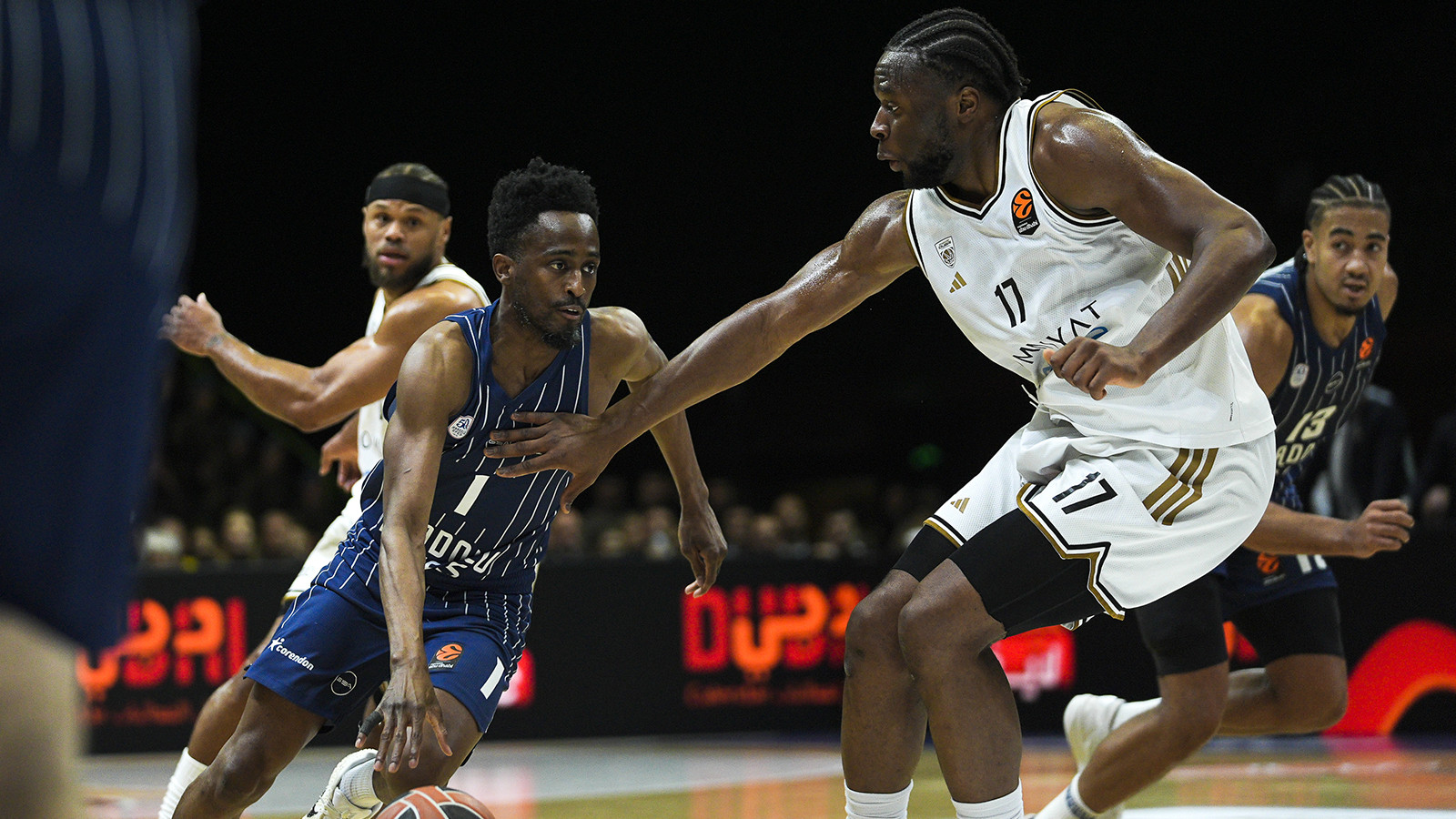 Anadolu Efes, Dubai Basketbol'u farklı yendi