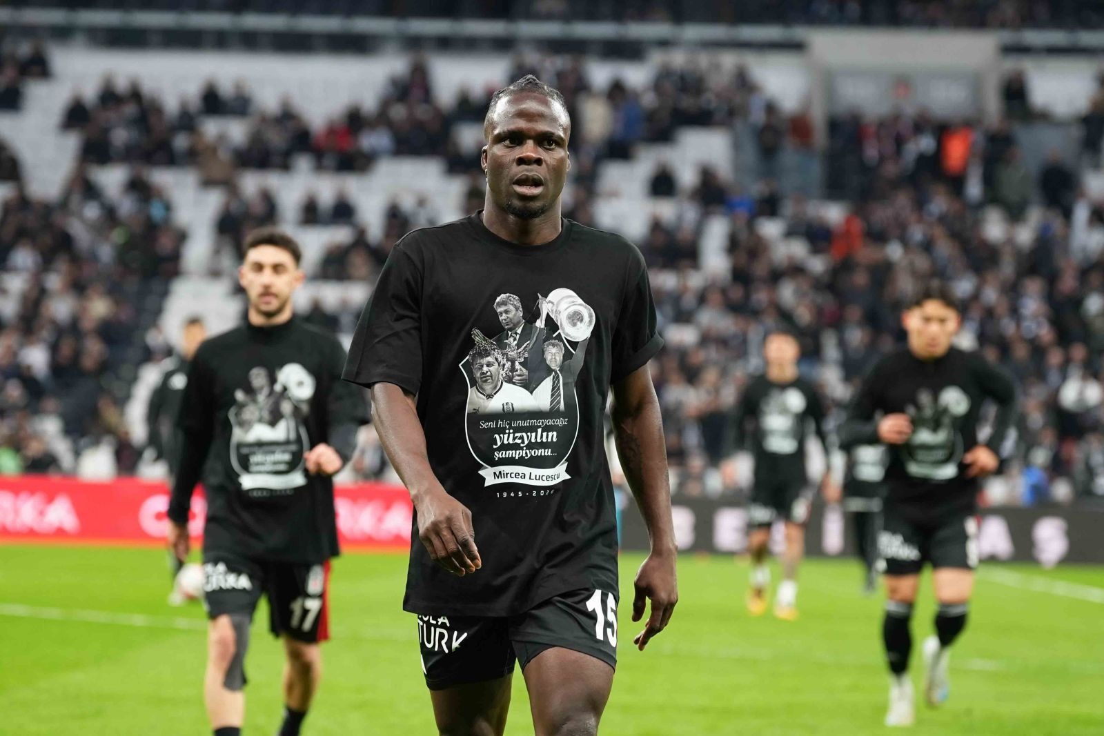 Beşiktaş taraftarından kırmızı kartlı protesto - Resim: 3