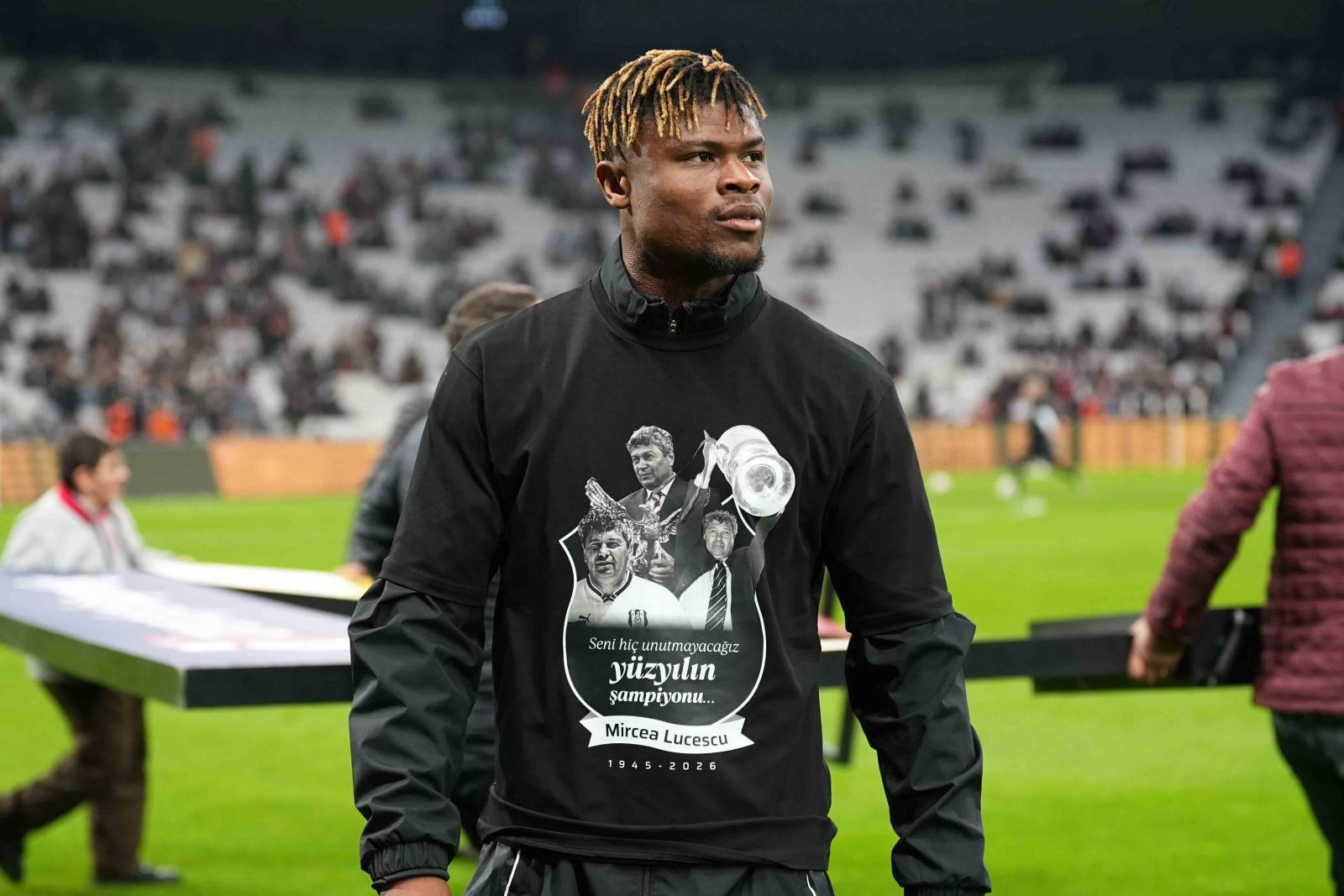 Beşiktaş taraftarından kırmızı kartlı protesto - Resim: 2