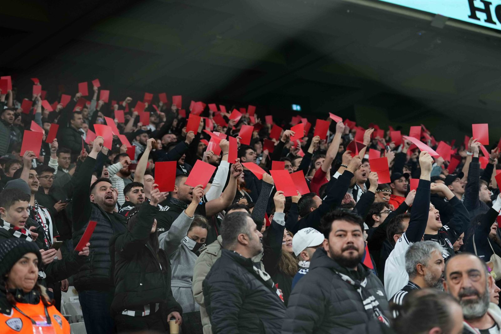 Beşiktaş taraftarından kırmızı kartlı protesto - Resim: 4