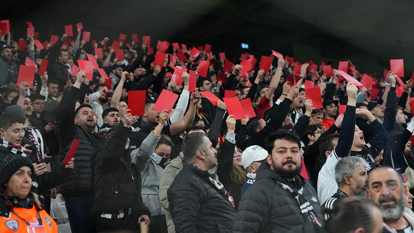 Beşiktaş taraftarından kırmızı kartlı protesto