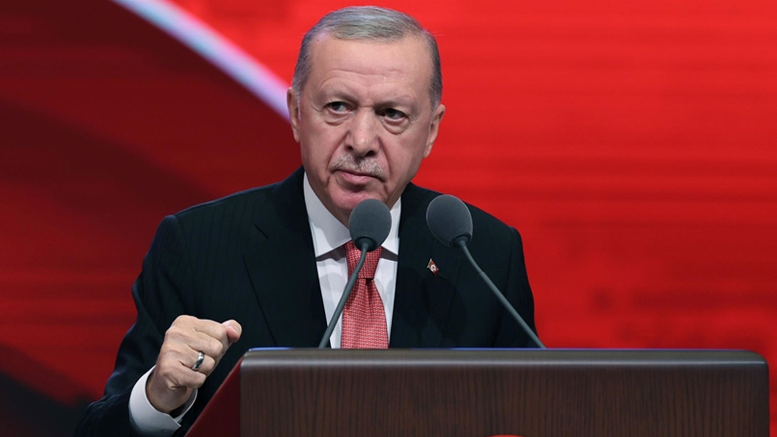 Erdoğan: "Emniyet teşkilatımız, suç ve suçluların tamamına karşı gözünü kırpmadan mücadele ediyor"