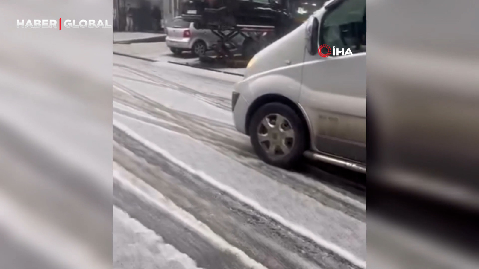 Doluyla kaplanan Sultangazi'de sürücüler zor anlar yaşadı