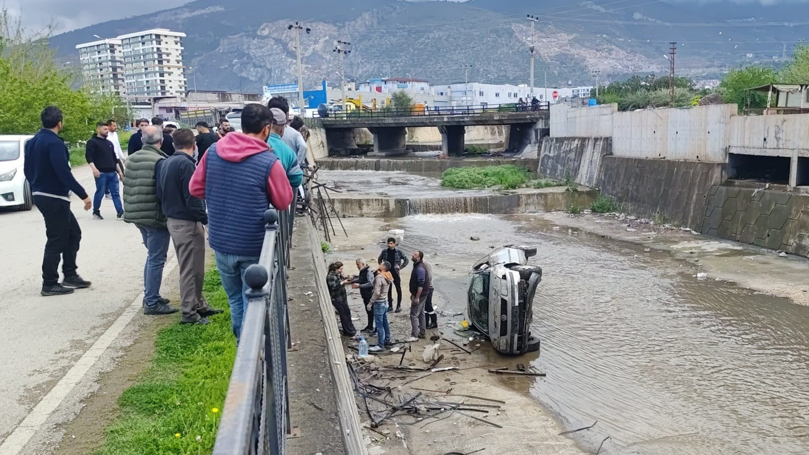 Hatay'da kaza! Kanala uçan otomobildeki anne ve bebeği kurtarıldı