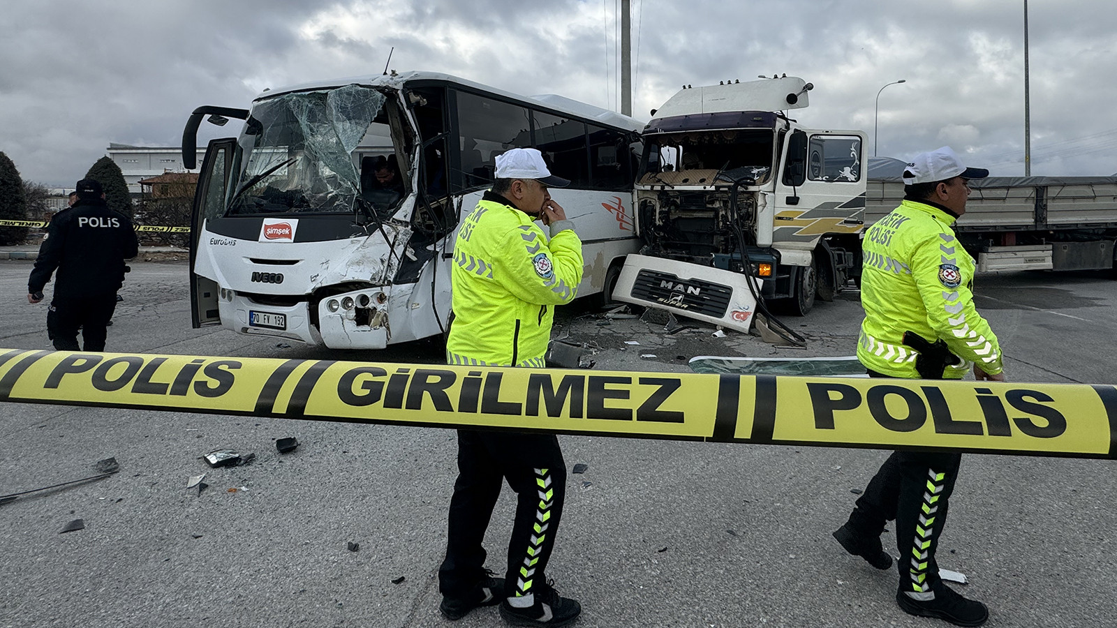 İşçi servisi ile tır çarpıştı! Karaman'daki kazada 12 kişi yaralandı