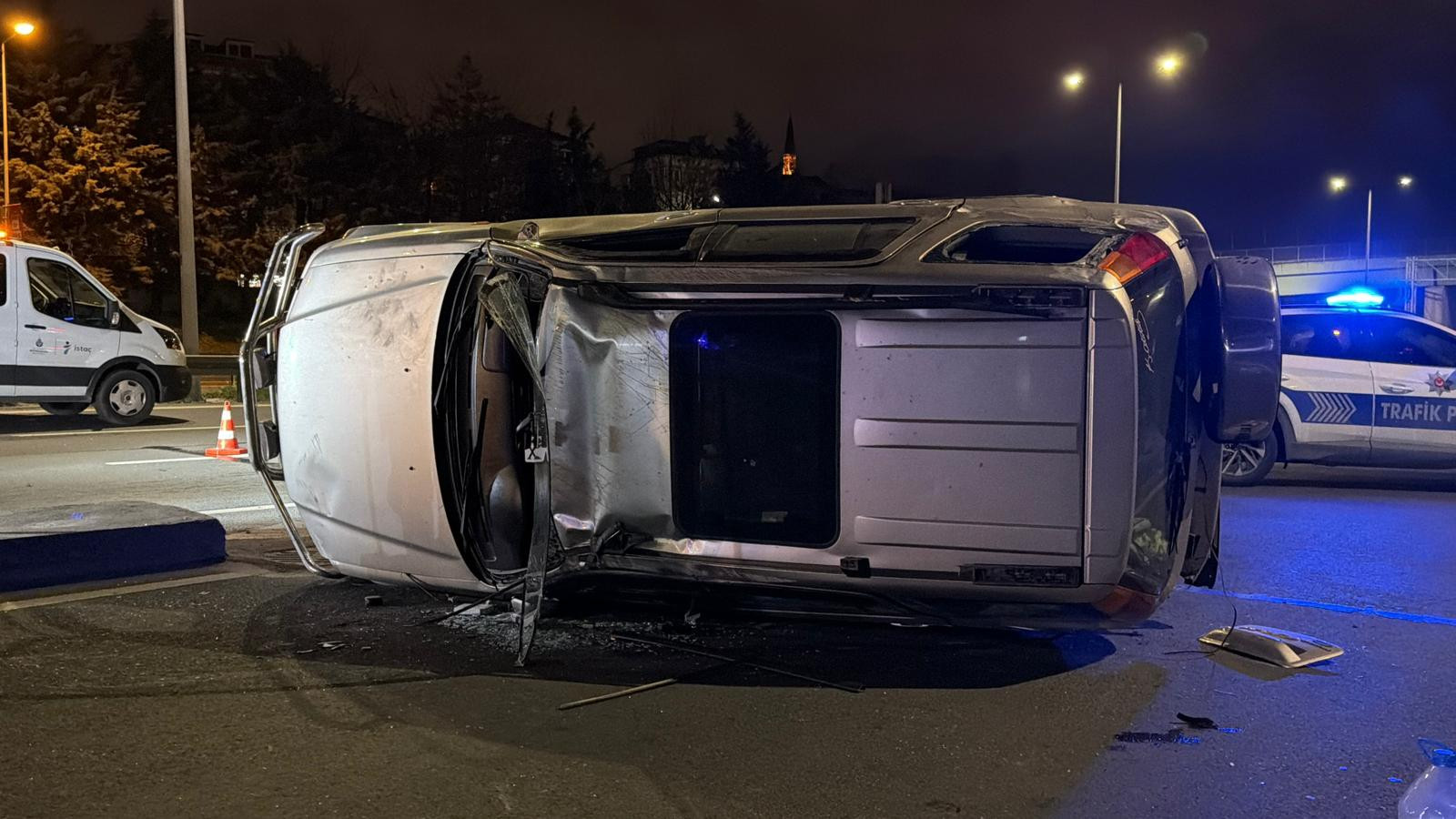 Kağıthane'de alkollü sürücünün kullandığı cip devrildi