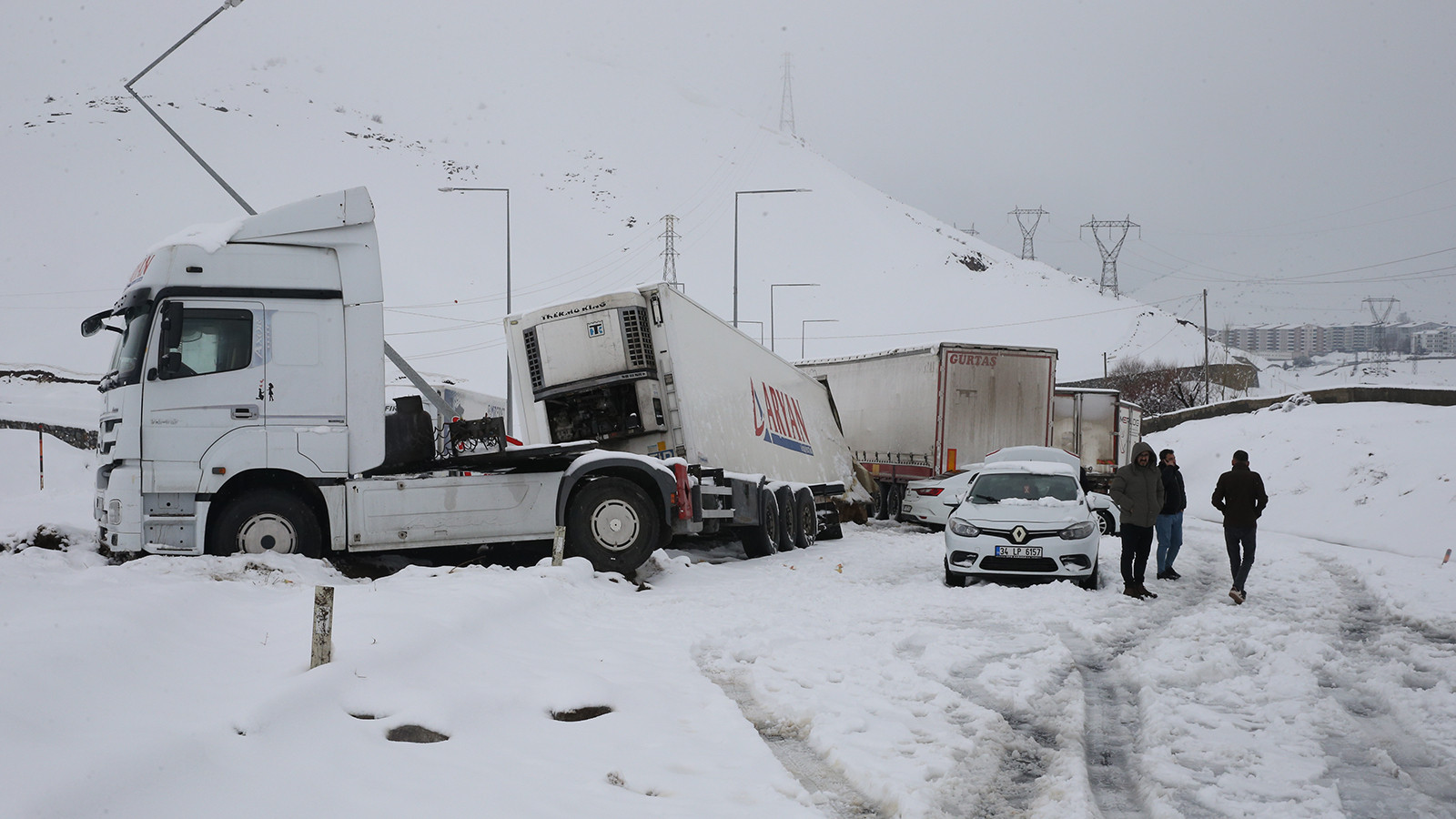 Kar yağışı zincirleme kazaya neden oldu! Bitlis'te 7 kişi yaralandı