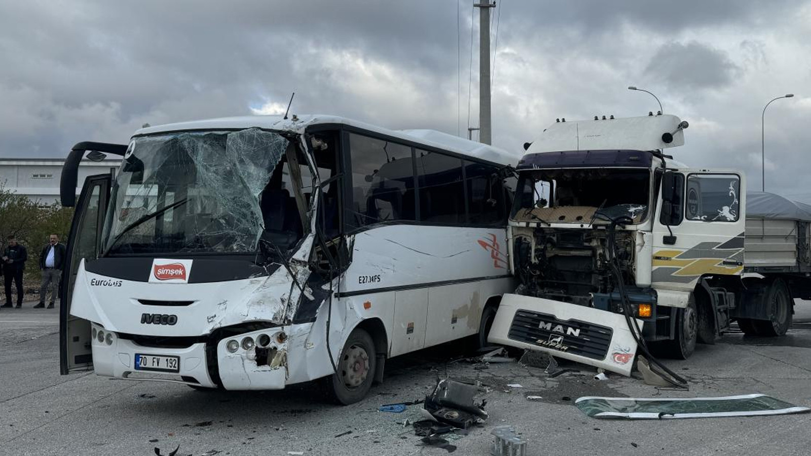 Karaman'da işçi servisi ile tır çarpıştı, 12 kişi yaralandı