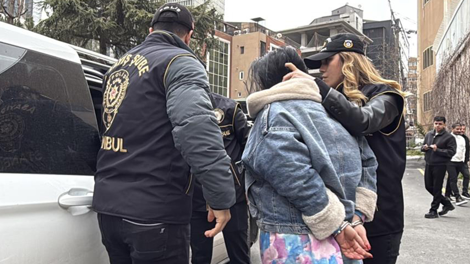 Kendisine tokat atan kişiyi silahla öldürdü! İstanbul'da 3 gözaltı