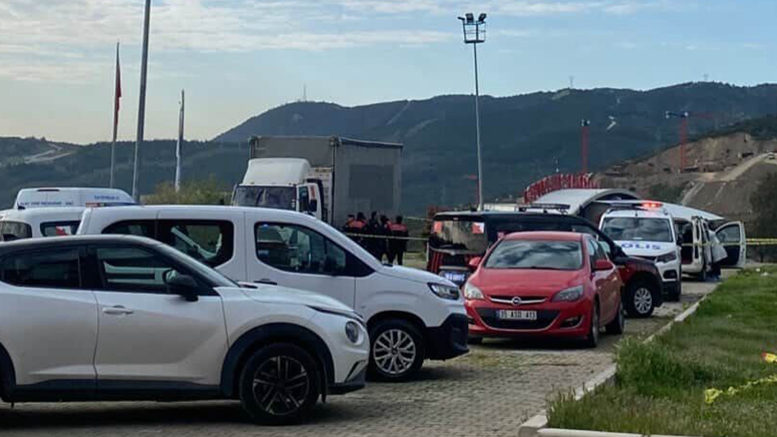 Otomobildeki kadını öldürüp intihara kalkıştı!