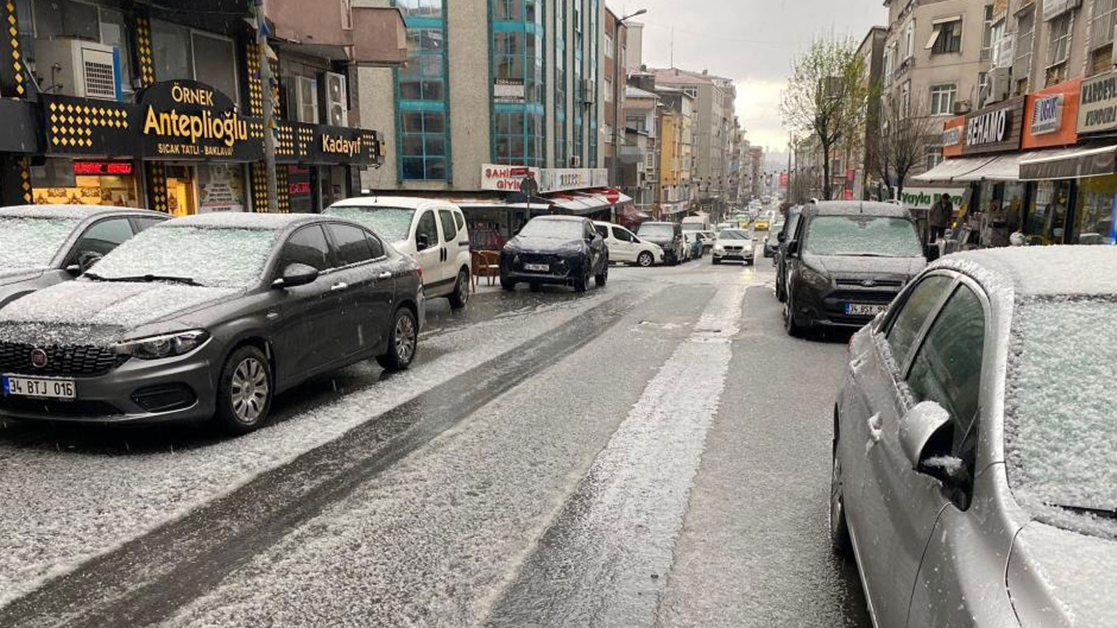 İstanbul'un bazı ilçelerinde sağanak ve dolu etkili oluyor