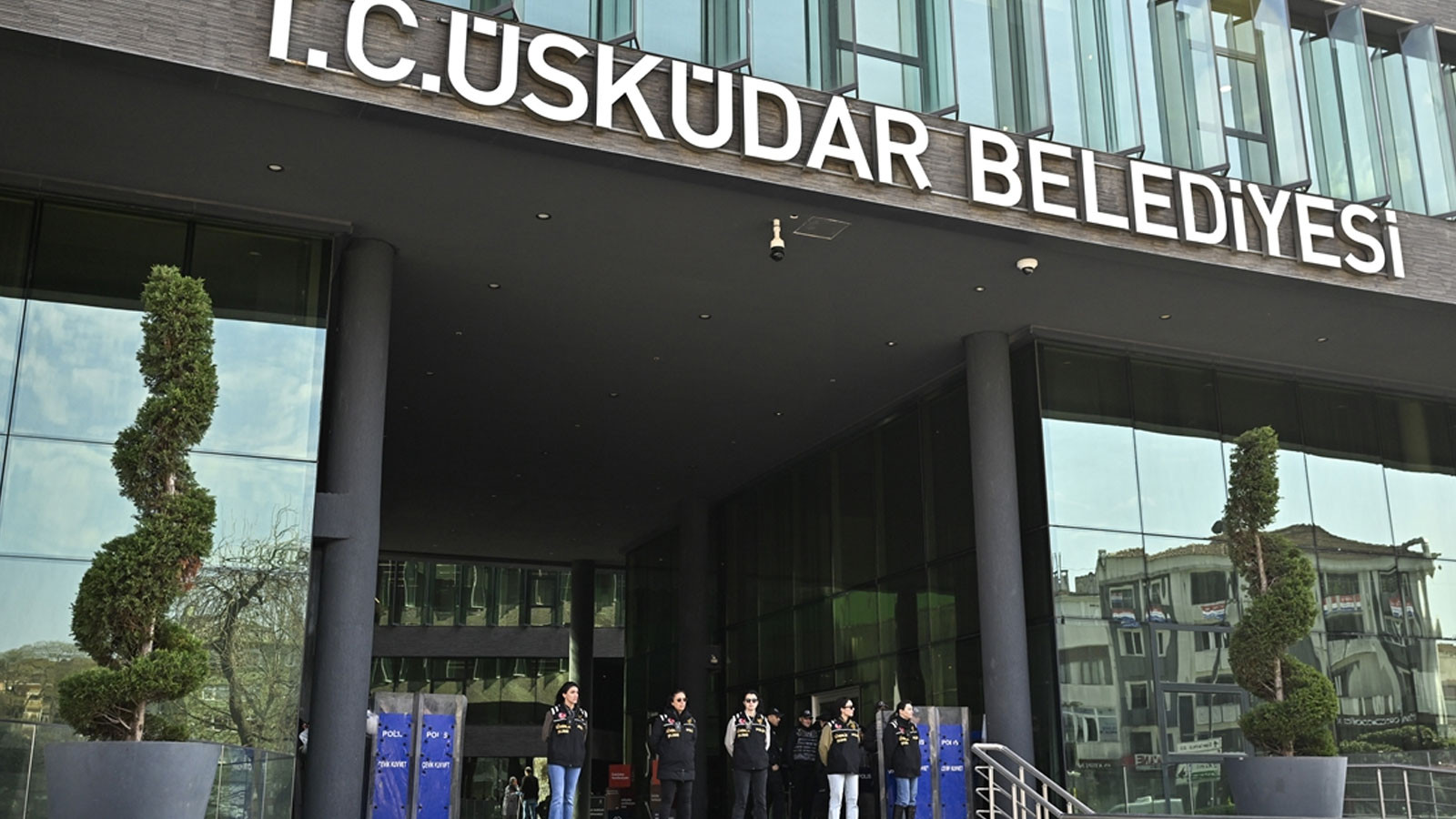 Üsküdar Belediyesine yönelik usulsüzlük soruşturmasında gözaltına alınan 21 şüpheli adliyede