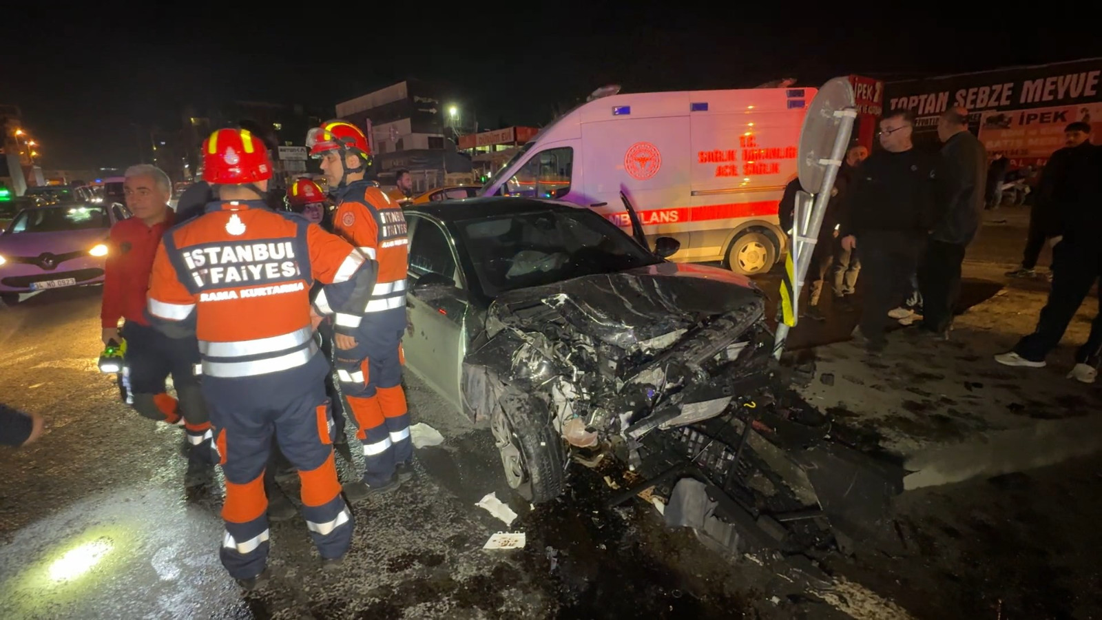 Avcılar'da iki otomobil çarpıştı: 4 yaralı