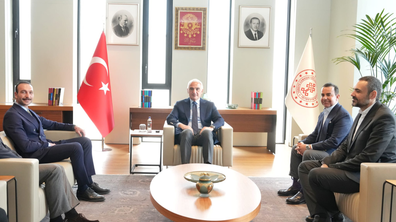 Bakan Ersoy, sanatçı Görkem Sevindik'i kabul etti