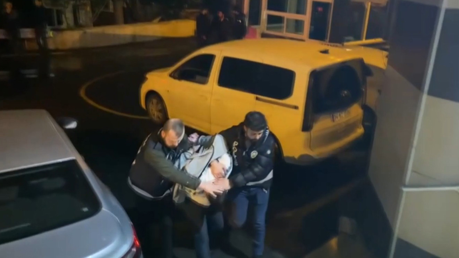 Bir gün önce yol verme nedeniyle tartıştıkları kişinin otomobilini kurşunladılar