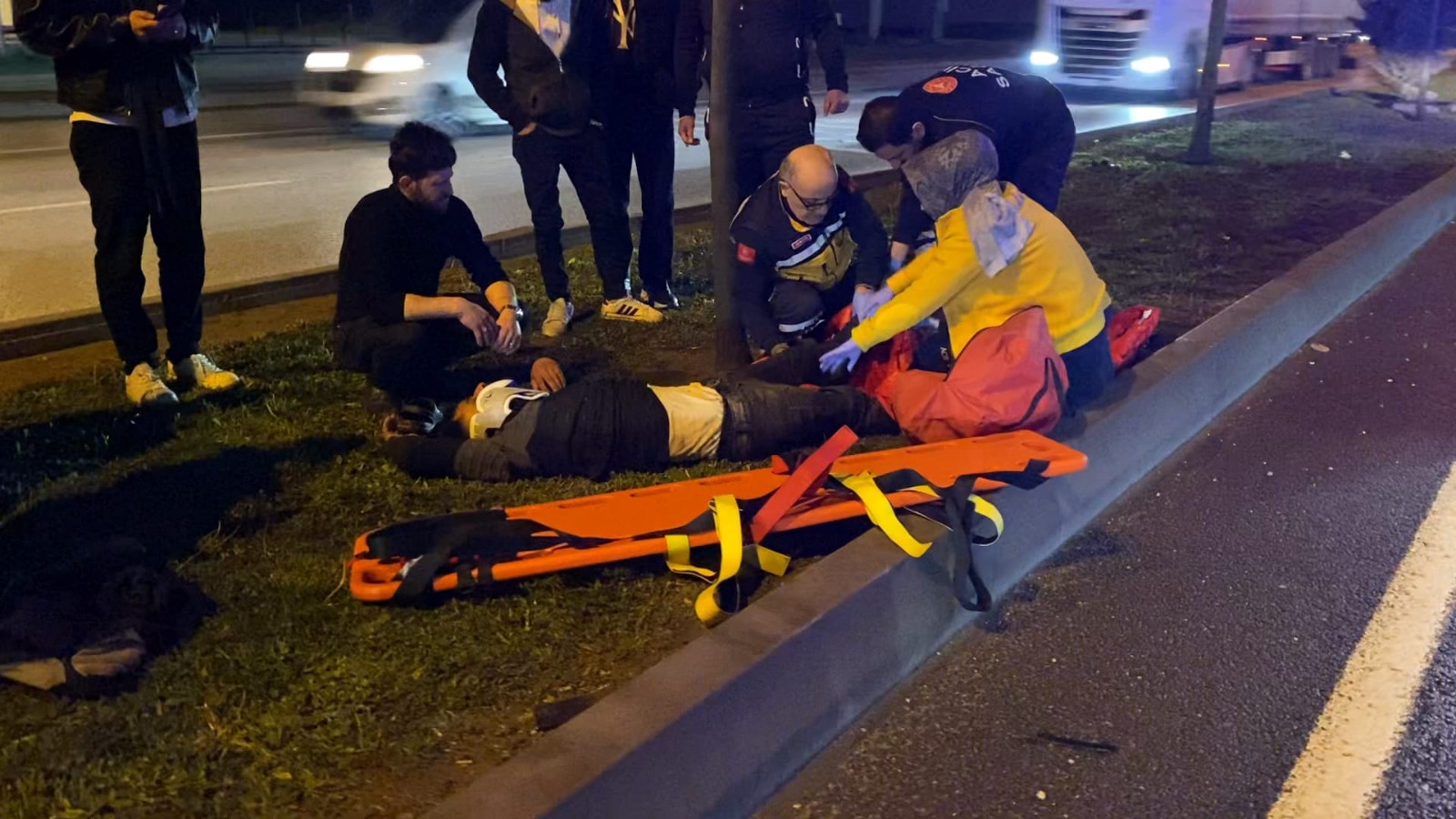 Bursa'da yere düşen telefonunu almak isteyen kişiye otomobil çarptı! O anlar kamerada