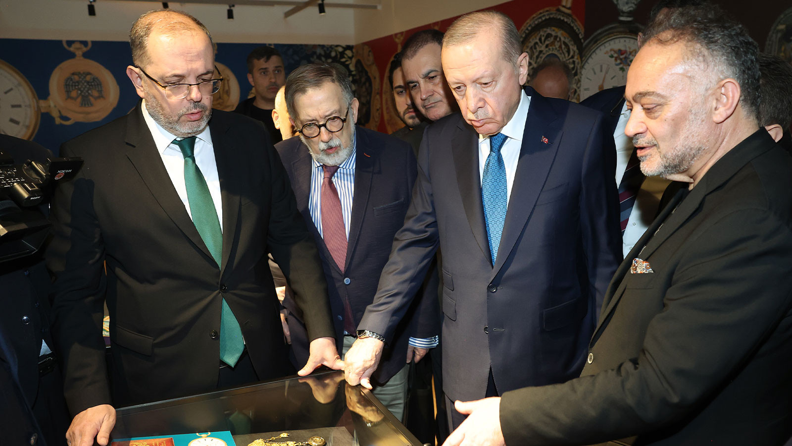 Cumhurbaşkanı Erdoğan, "Muhteşem Cep Saatleri Koleksiyonu" sergisini gezdi