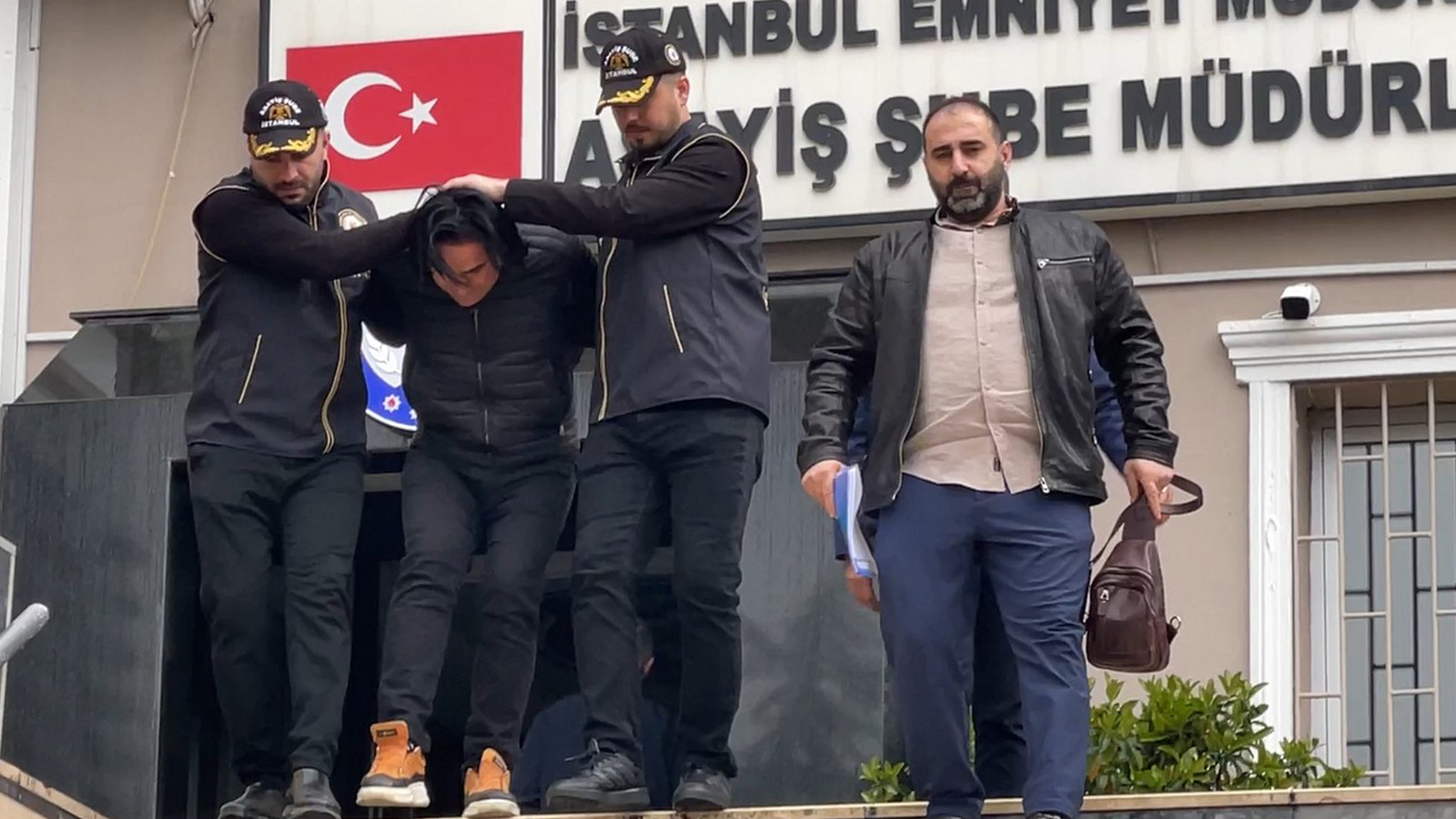 Fatih'te sahte altın imalathanesine polis baskını: 472 sahte altın ile çok sayıda sahte bilezik ele geçirildi