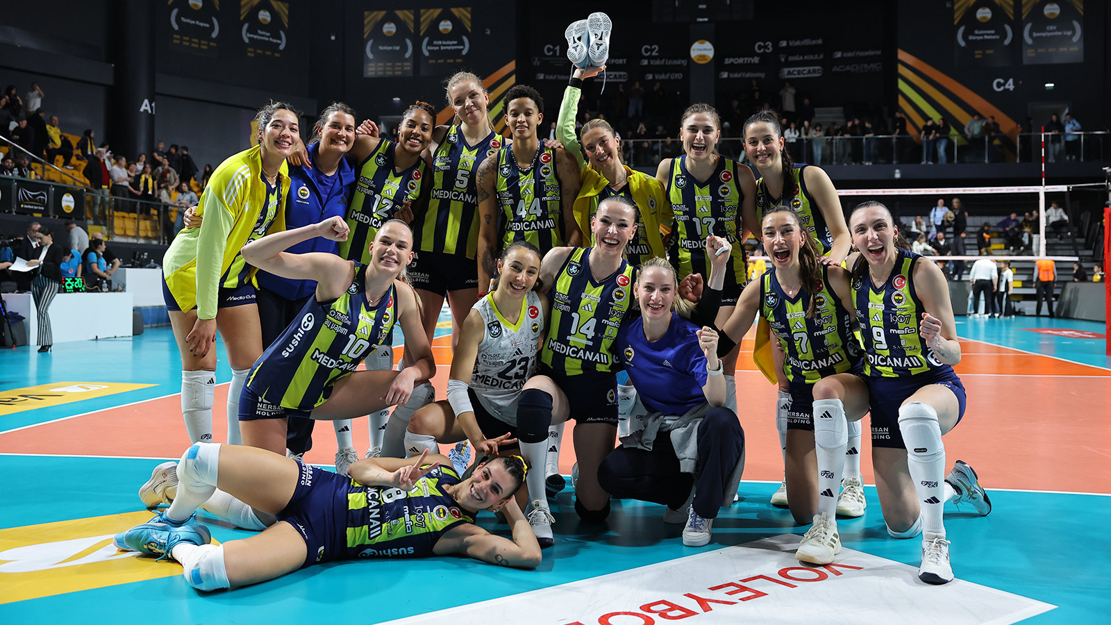 Fenerbahçe, VakıfBank'ı yenerek final serisinde durumu eşitledi