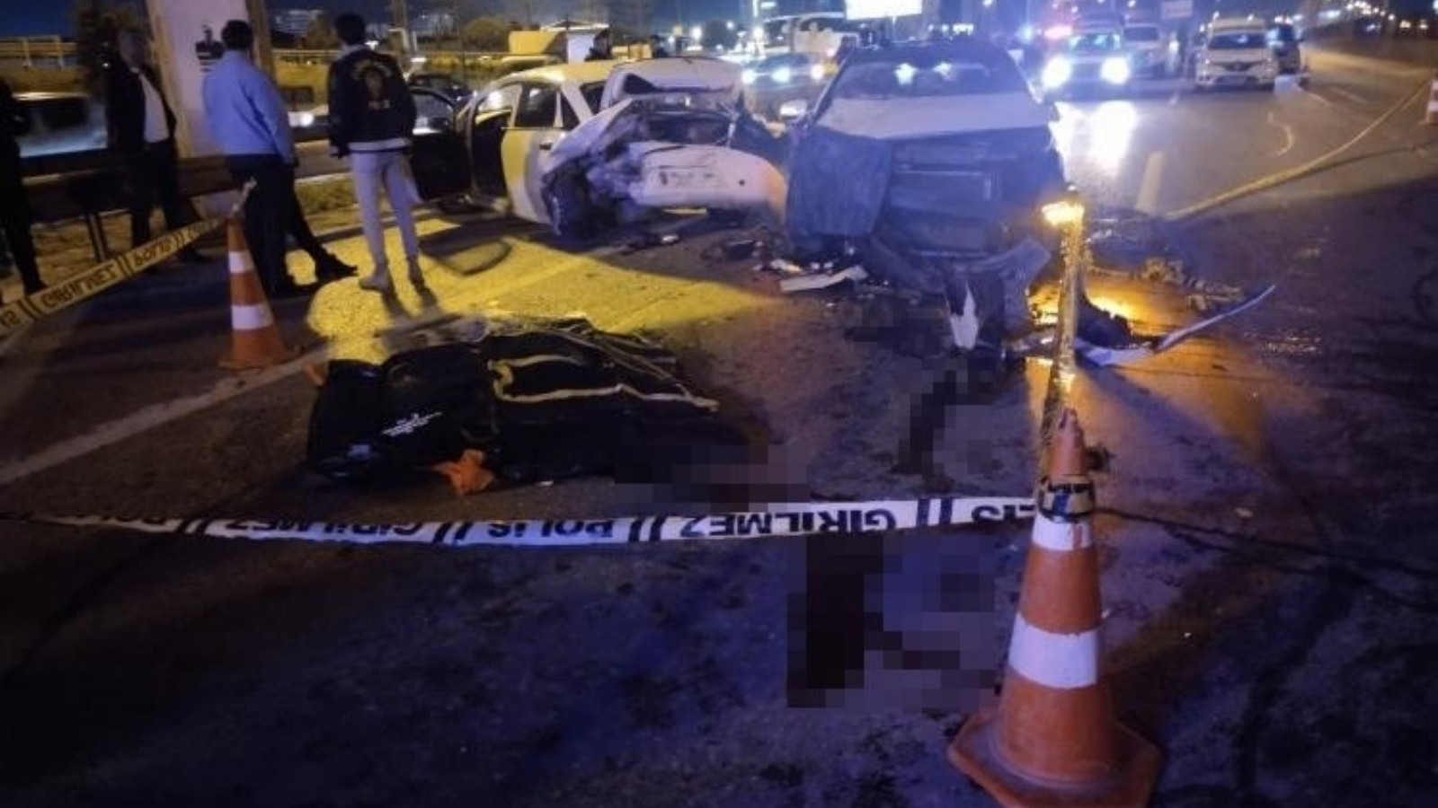 Kadıköy'de emniyet şeridindeki sürücüye otomobil çarptı: 1 ölü