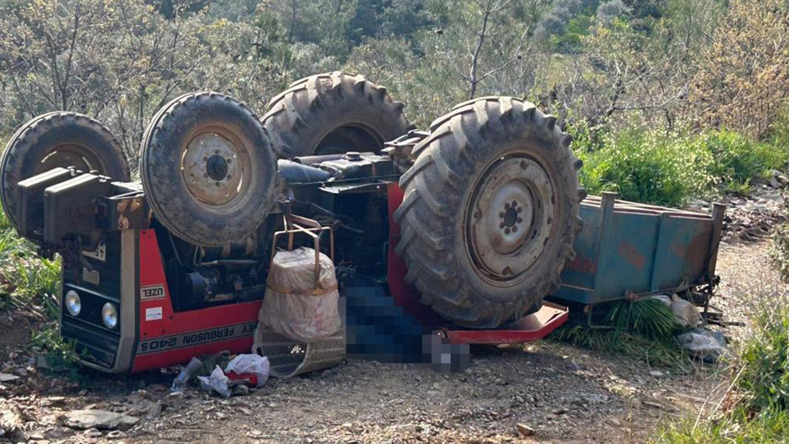 Manisa'da traktör devrildi: Aynı aileden 3 ölü