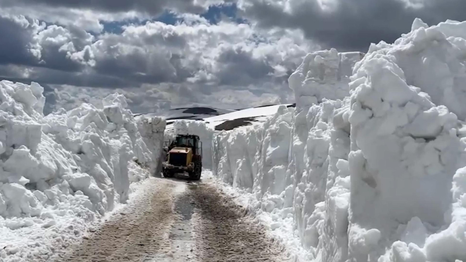 Nisan ayında 4 metre karla mücadele