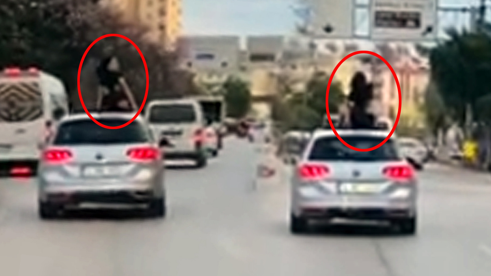 Trafiğin ortasında arabanın tavanında dans etti!