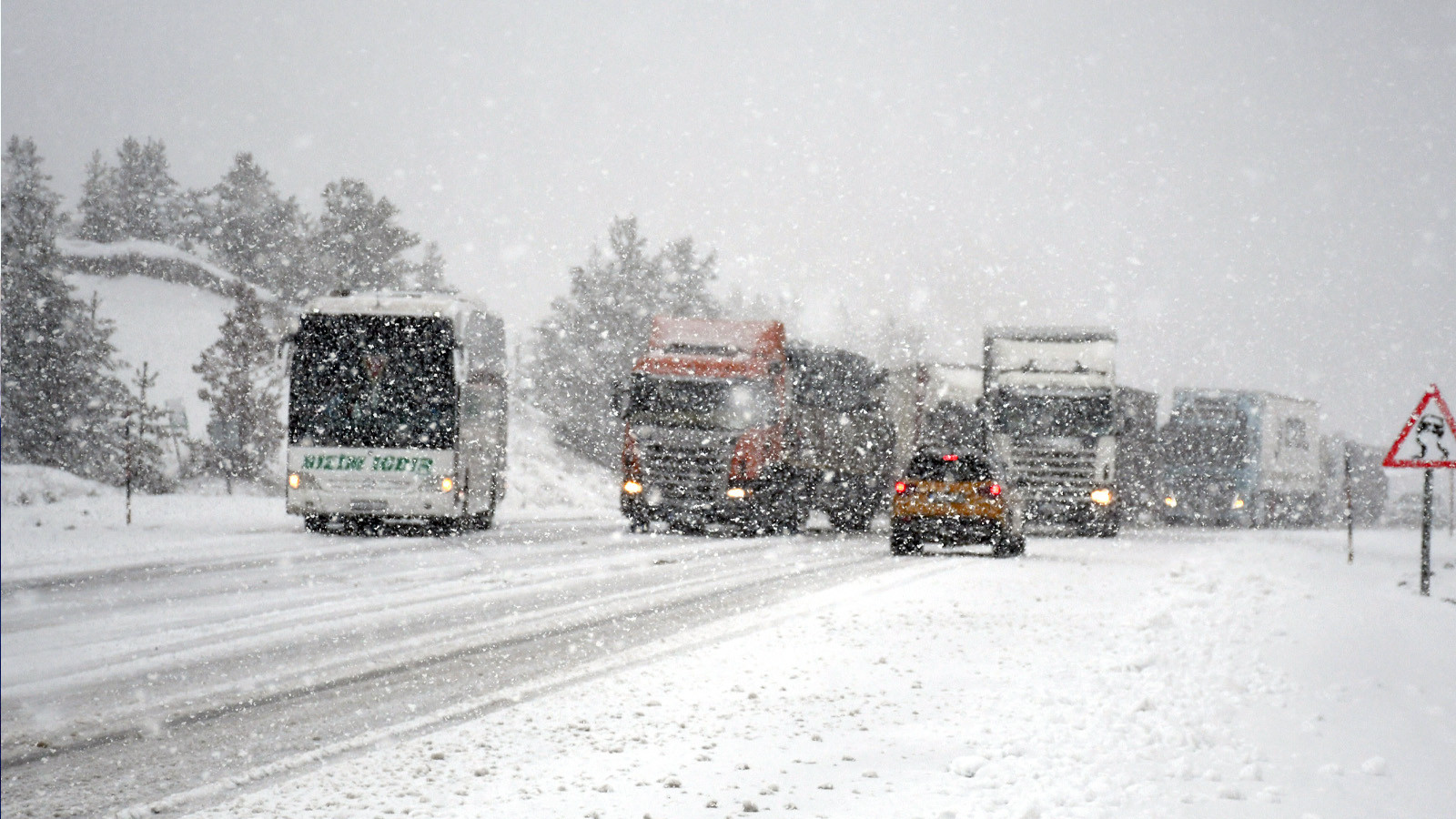 Bahar ortasında kar esareti: Van, Bitlis ve Muş'ta 147 yerleşim yerinin yolu kapandı
