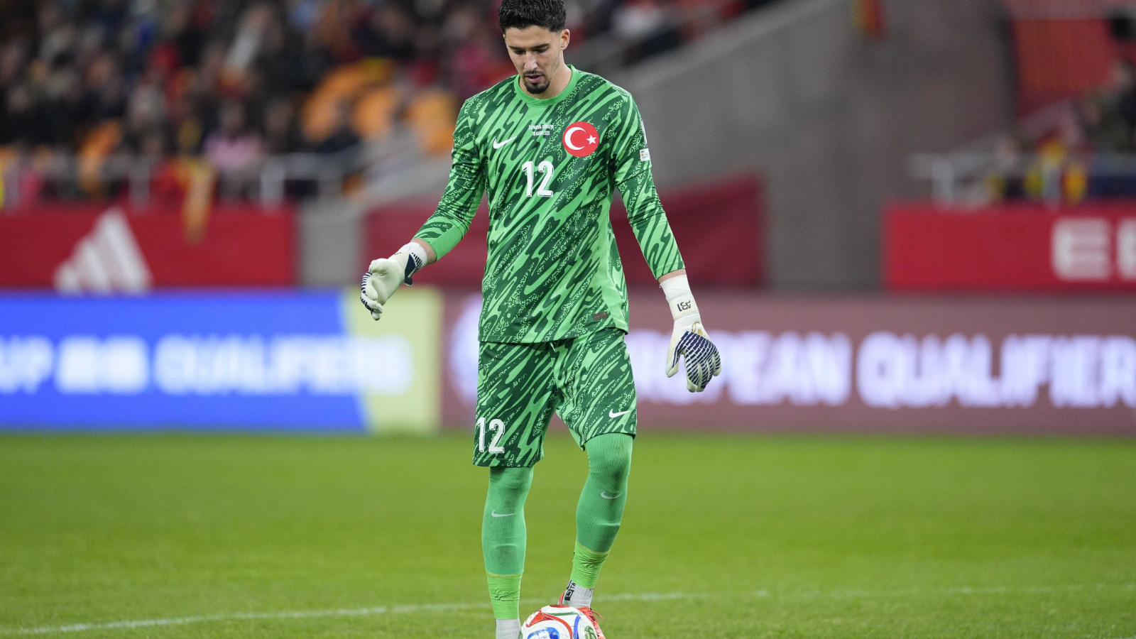 Beşiktaş'tan Kaleye Milli Hamle! Altay Bayındır'dan Beşiktaş'a Yeşil Işık