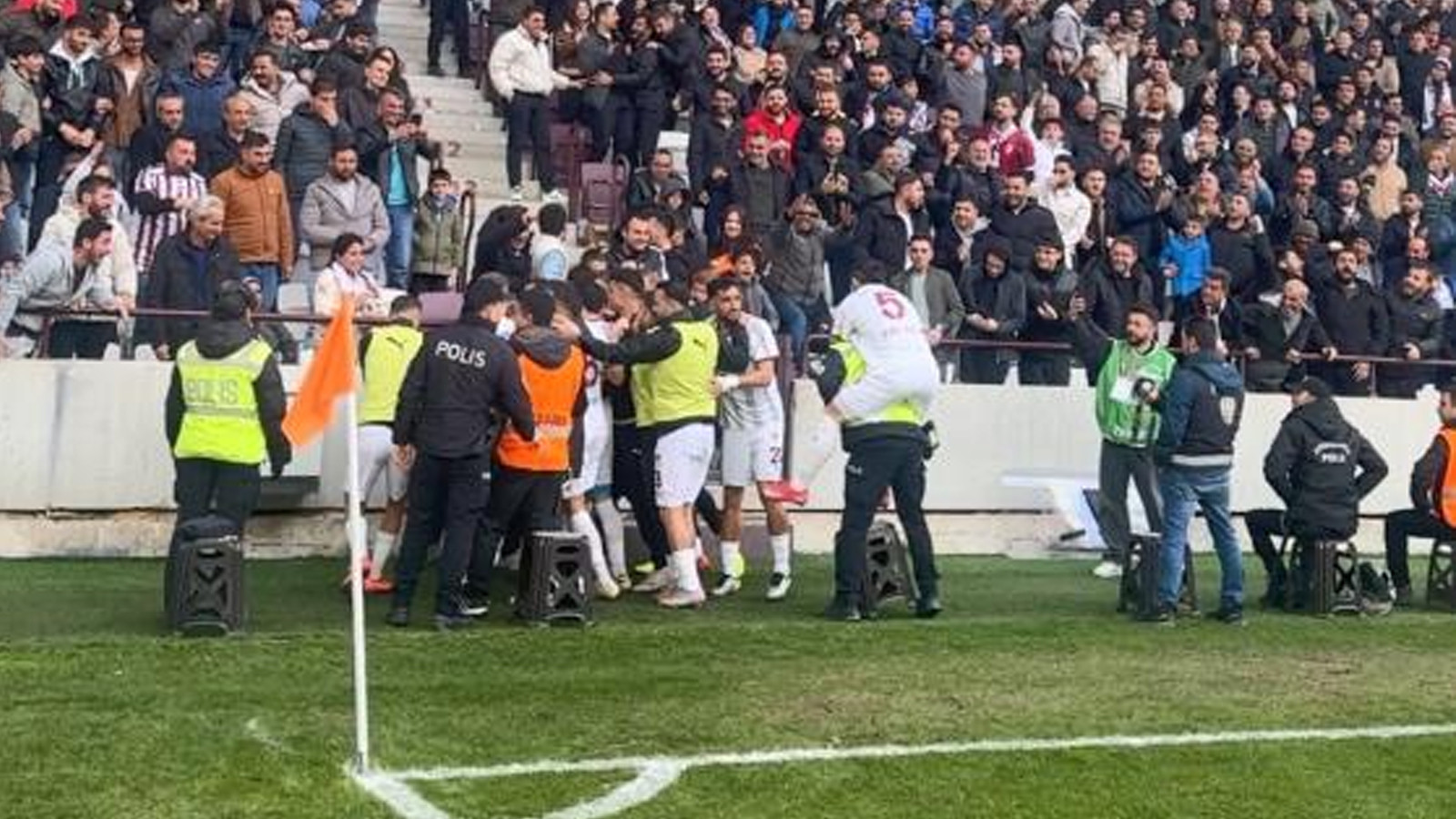 Elazığsporlu futbolcunun polisle gol sevinci yaşaması viral oldu