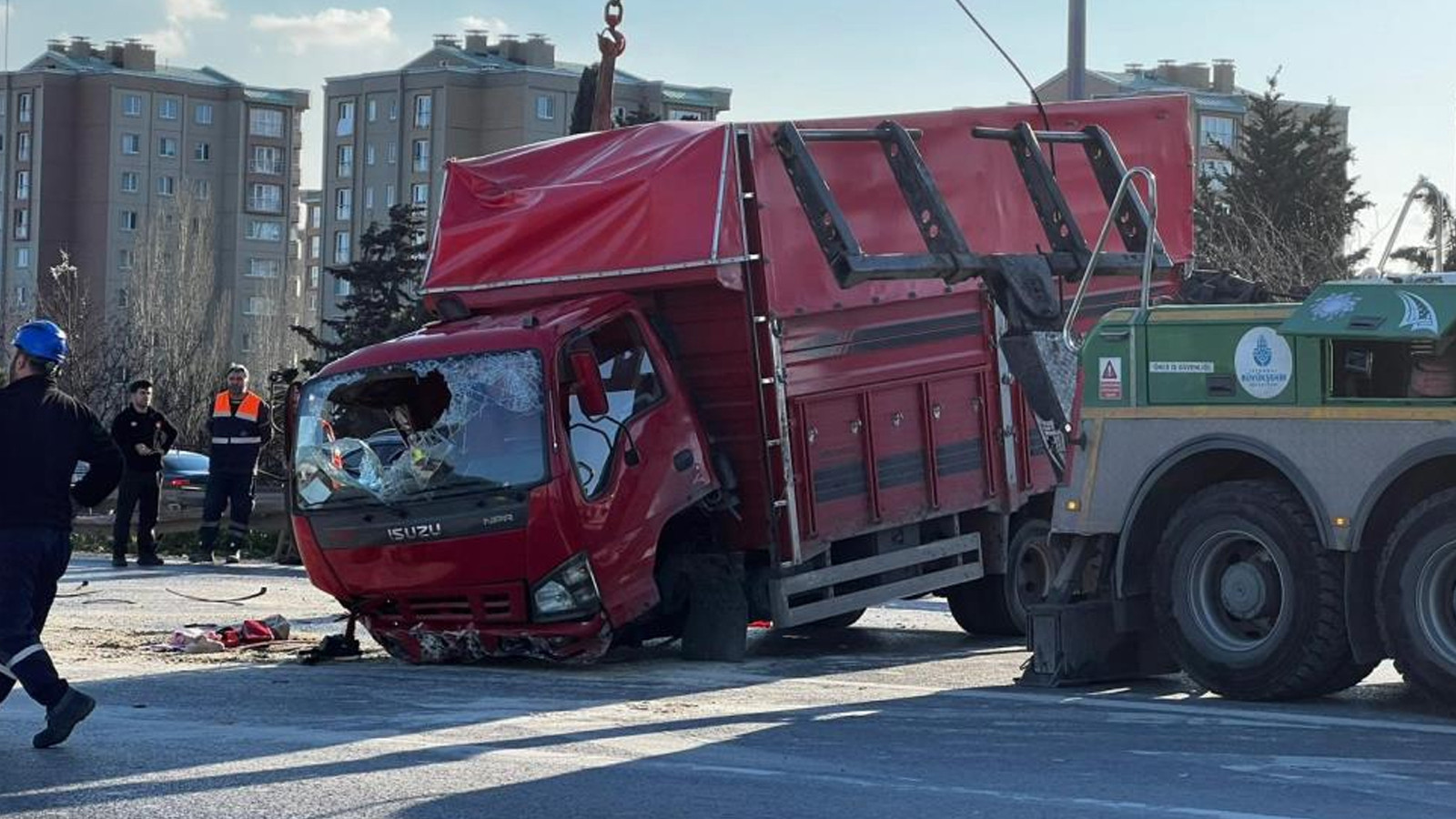 Esenler'de otomobil kamyonete çarptı: Çok sayıda yaralı var