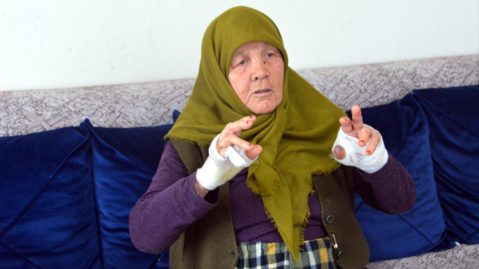 Evine gittiği yaşlı komşusunu bıçaklayıp bileziklerini gasbetti