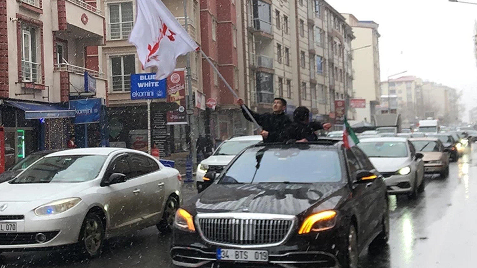 İran'a destek için konvoy oluşturup kentte tur attılar