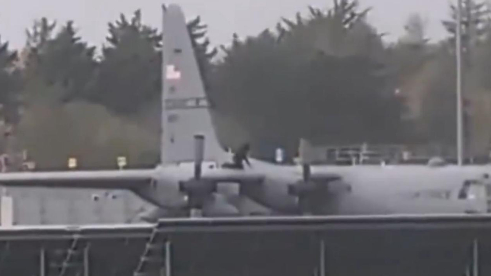 İrlanda'da bir şahıs Amerikan askeri uçağına baltayla saldırdı