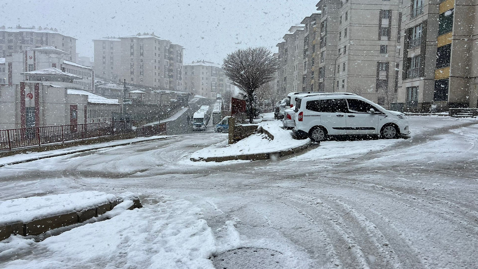 Nisan ortasında yoğun kar: İlçe beyaza büründü