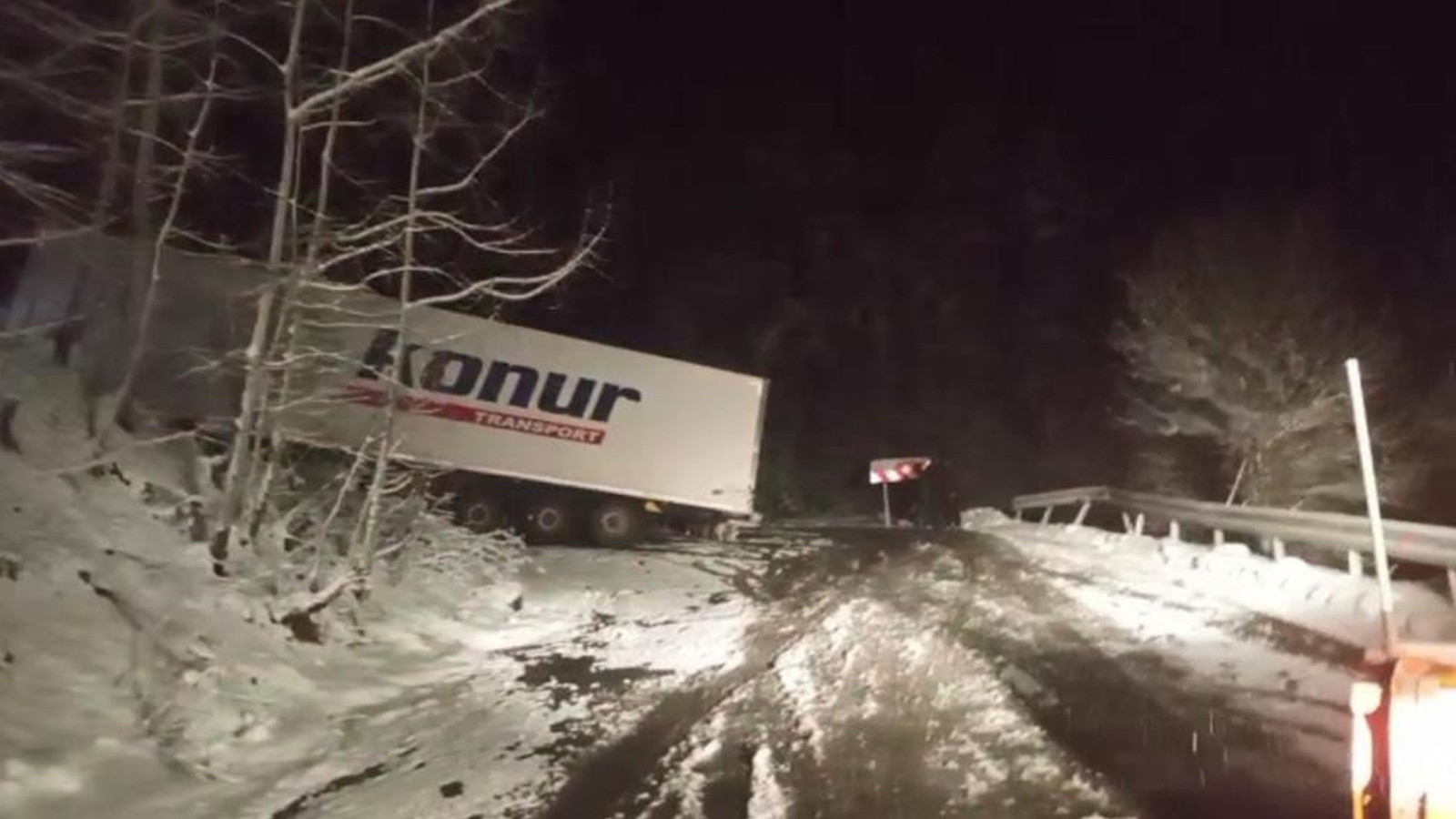 TIR yolu kapattı, onlarca araç mahsur kaldı