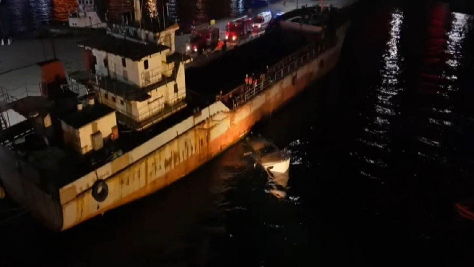 Üsküdar'da gemiye çarpan tekne battı