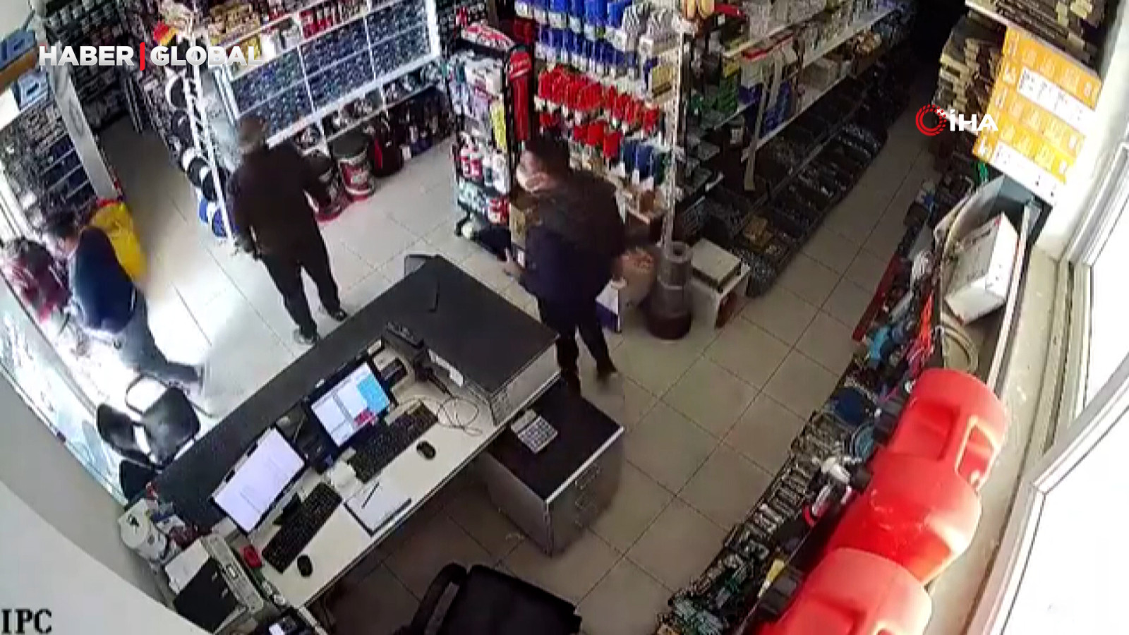 Antalya'da depremi fark edince sokağa fırladılar