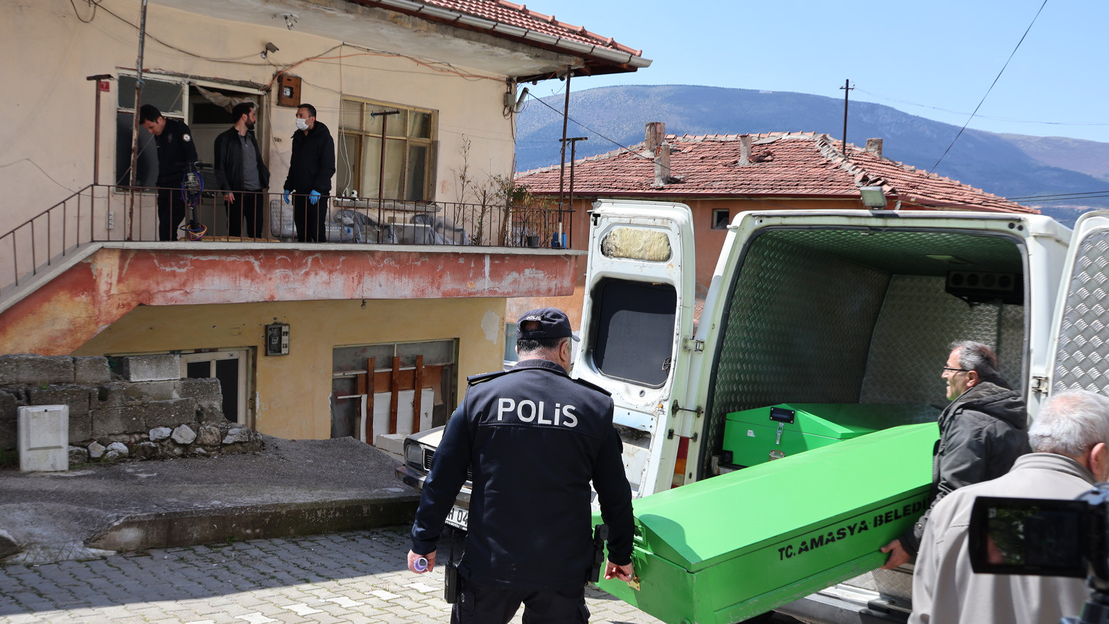 Aynı adreste 11 yıl arayla ikinci facia: Baba ve oğlu ölü bulundu