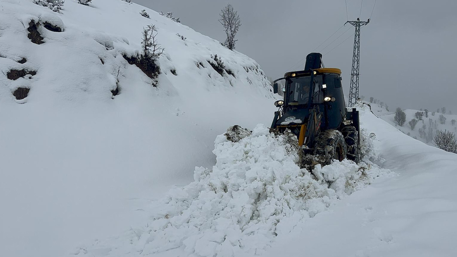 Batıda bahar, doğuda kara kış! Nisan ortasında her yer bembeyaz