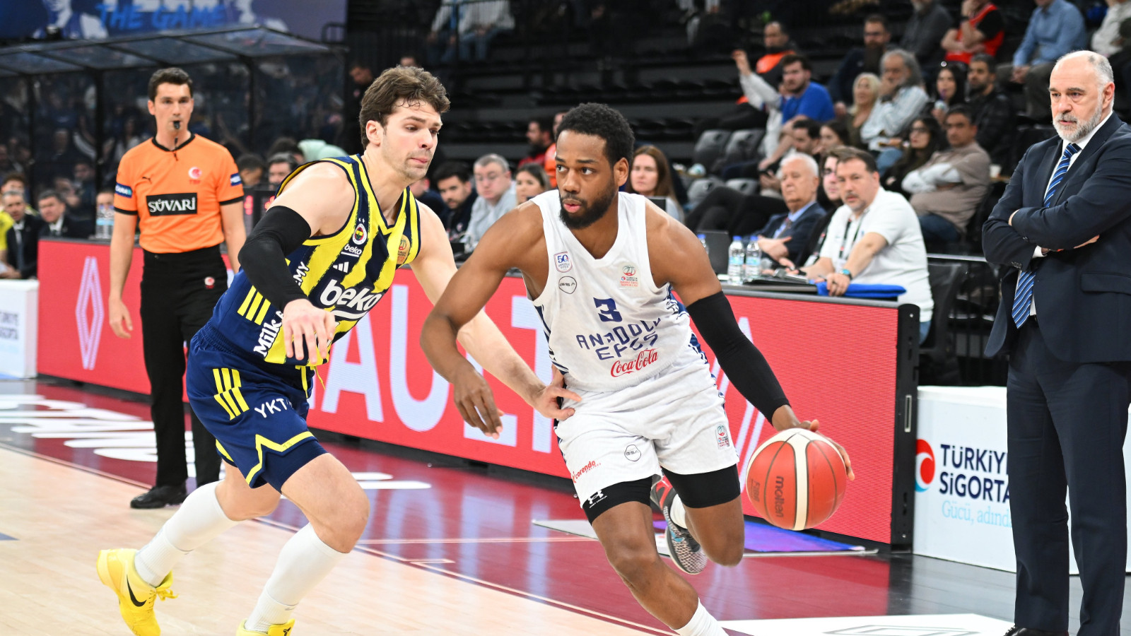 Fenerbahçe'den Andolu Efes'e 16 sayı fark