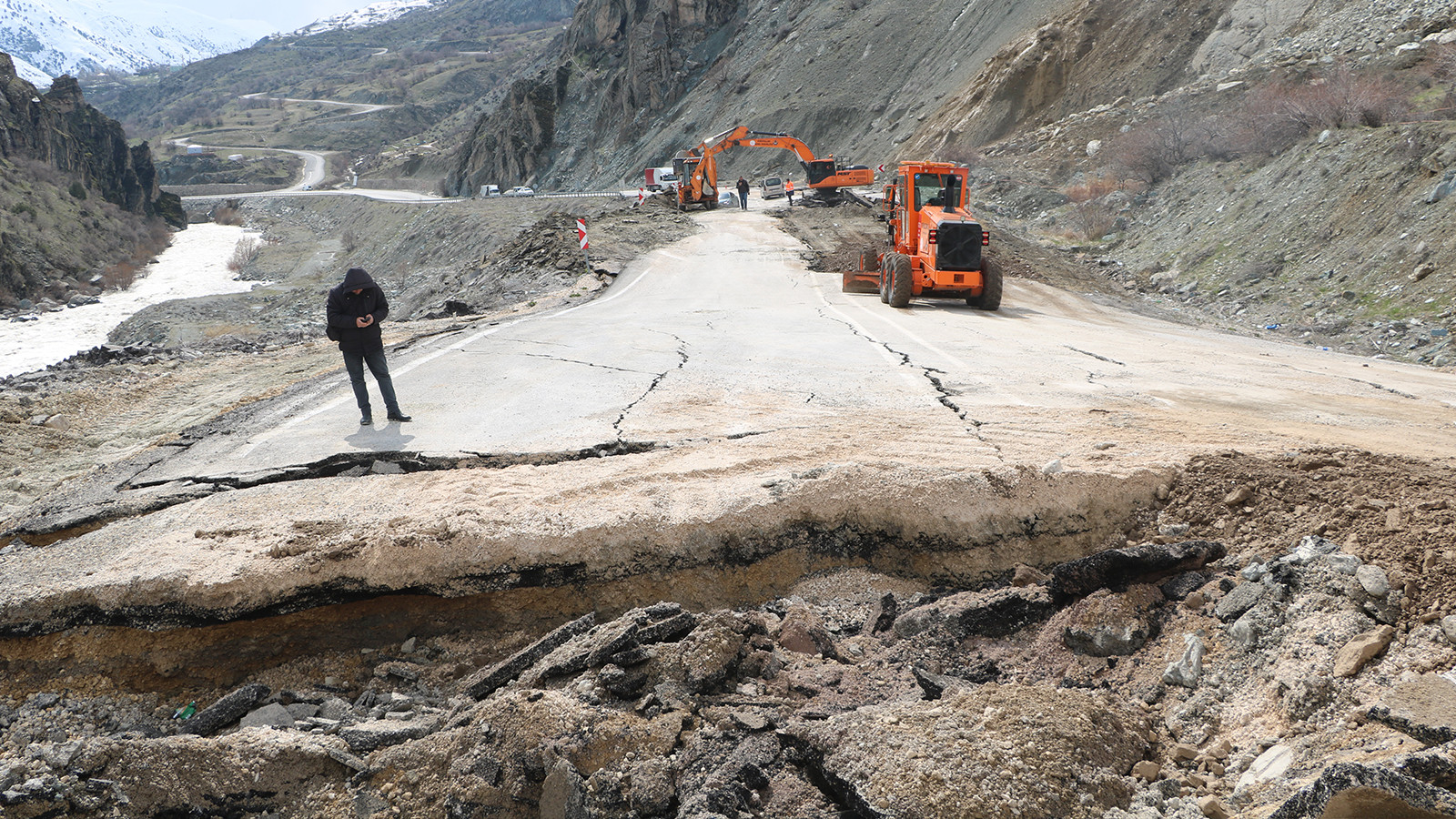 Hakkari-Van kara yolunda heyelan