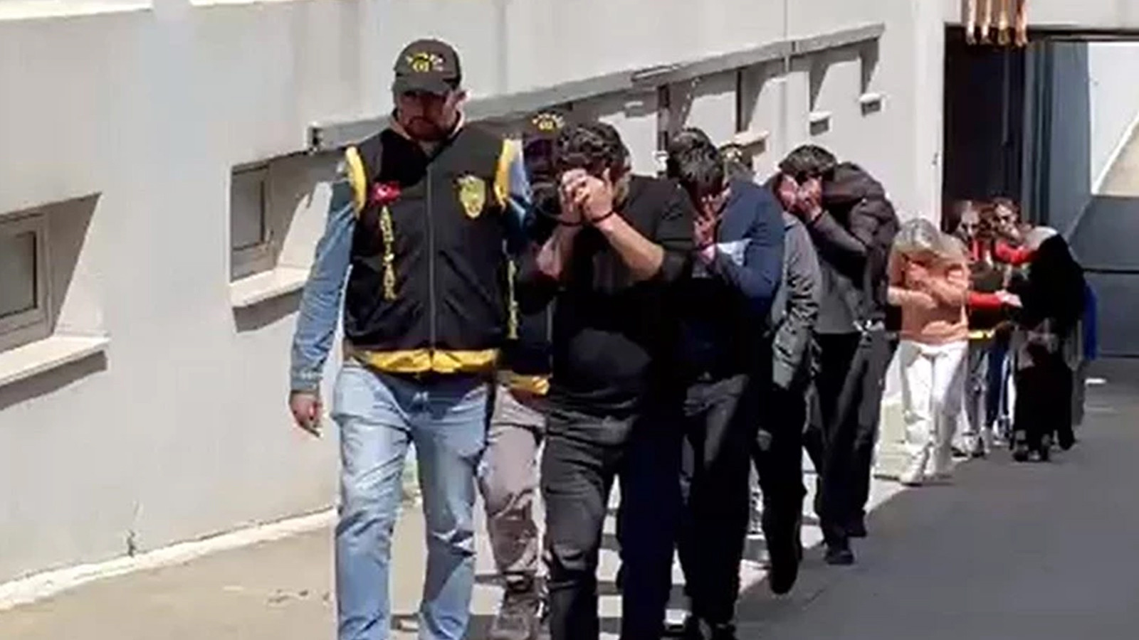 Masaj salonlarına fuhuş baskını: 9 kadın kurtarıldı