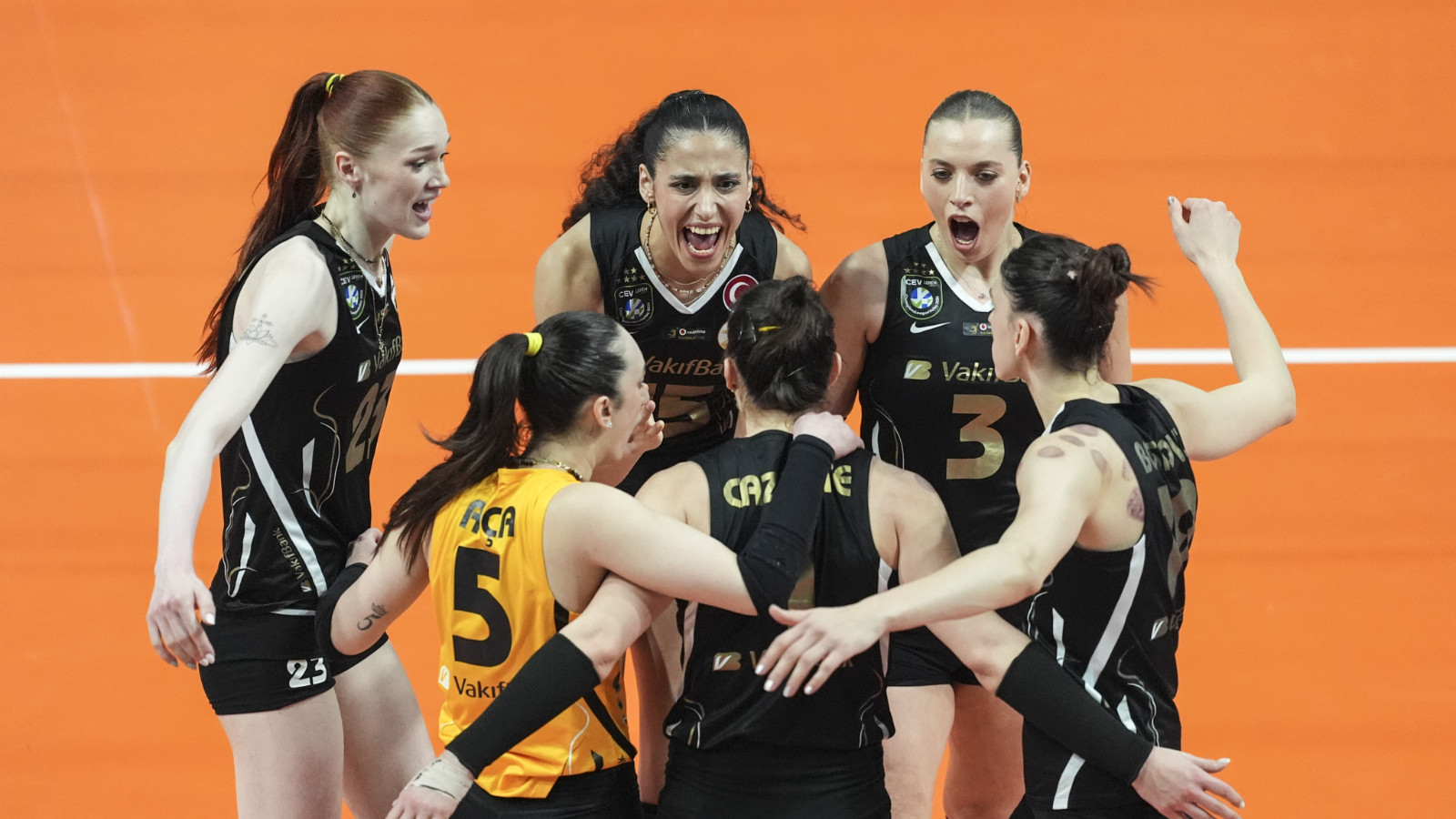 VakıfBank, Fenerbahçe'yi yenerek şampiyonluğa çok yaklaştı