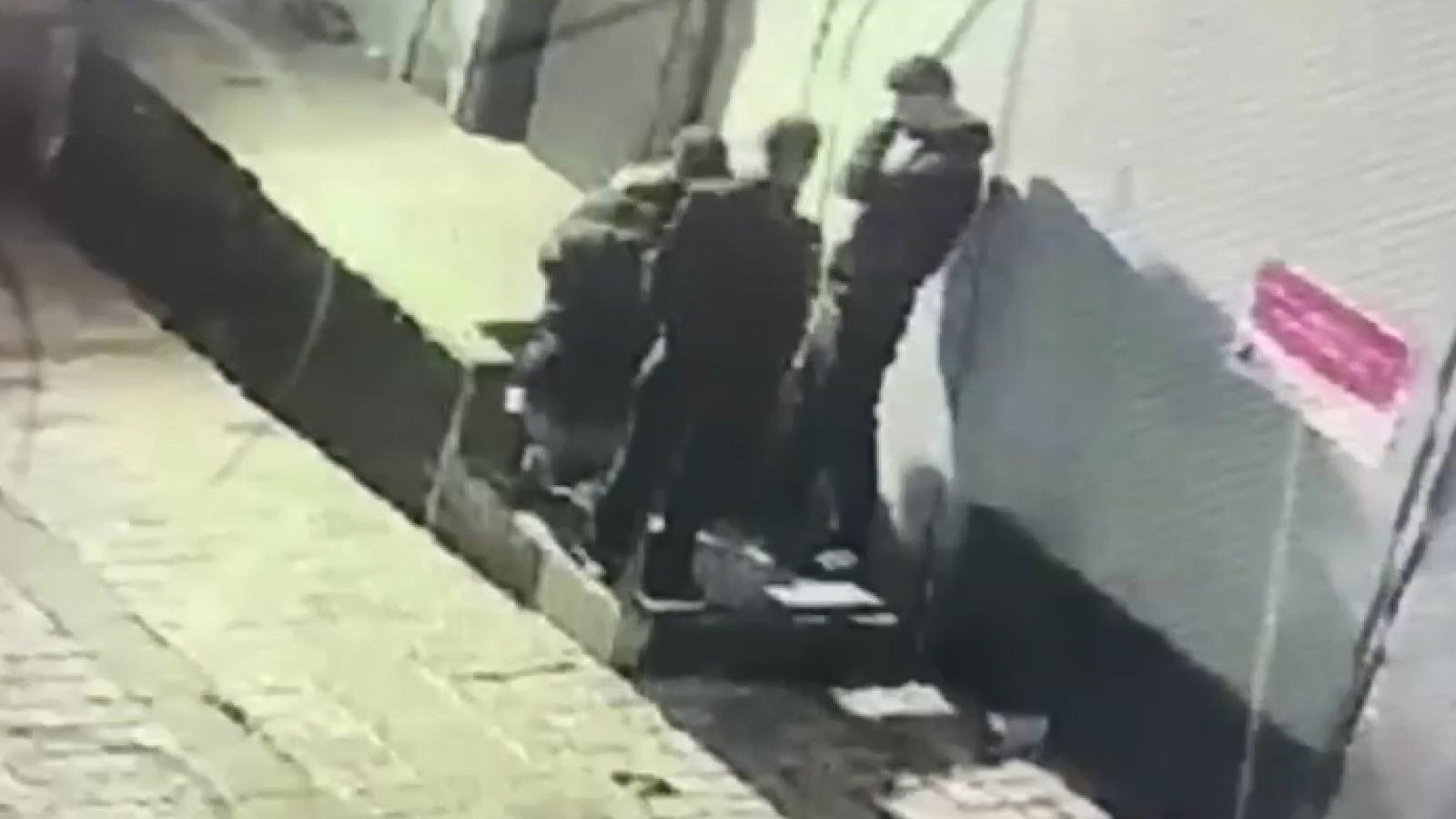 Yer: Taksim! Yardım etmek bahanesiyle çantasını çaldılar