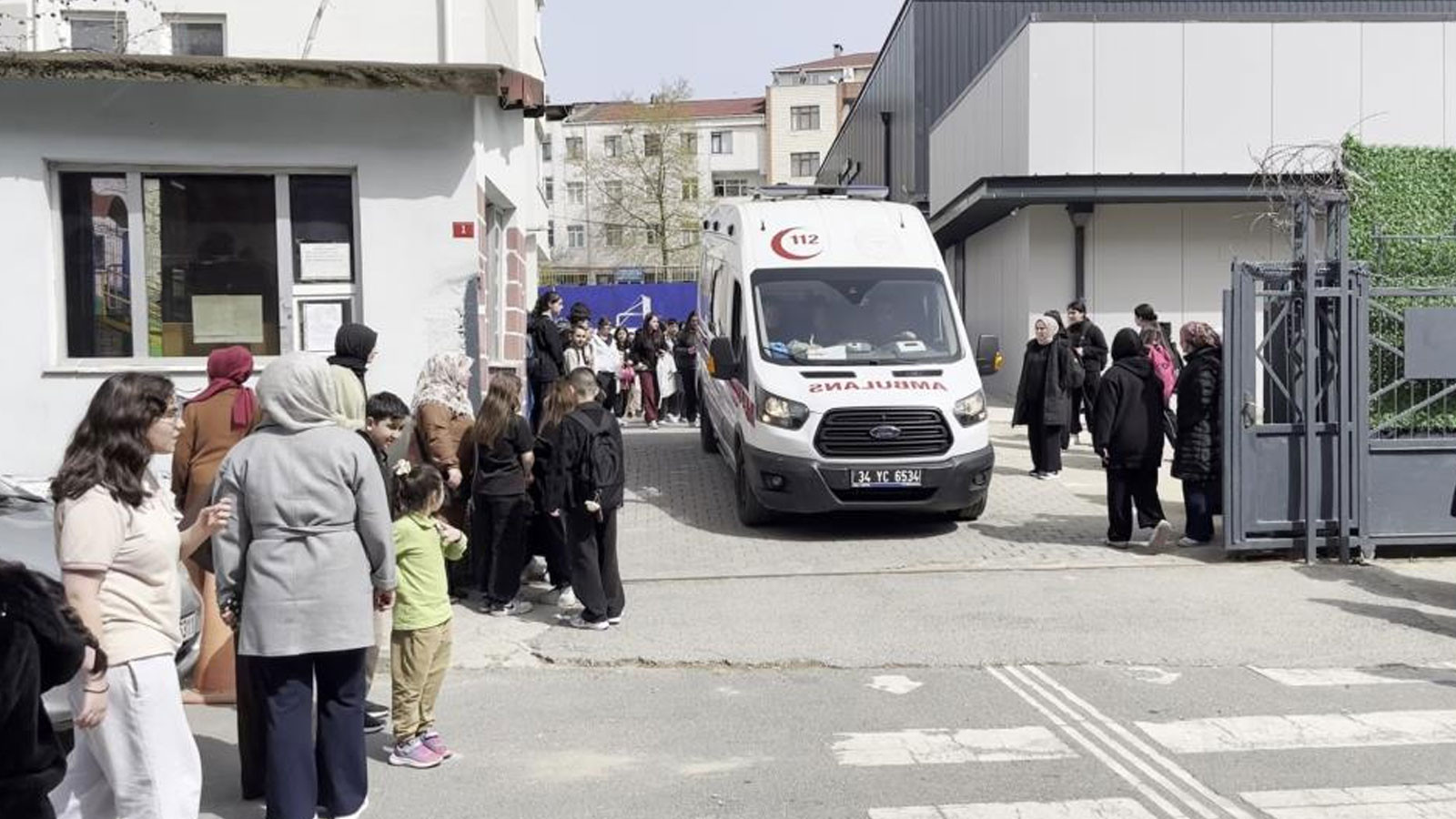 Ataşehir'de ortaokulda tavuk döner yiyen çok sayıda öğrenci hastanelik oldu