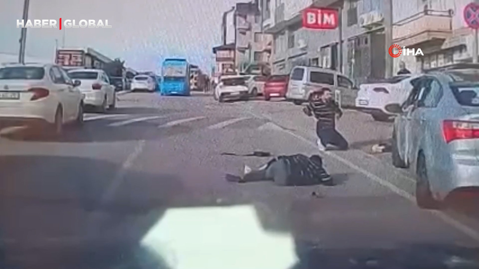 Direksiyon başında uyuduğu öne sürülen sürücü, kaldırımdaki yayalara böyle çarptı