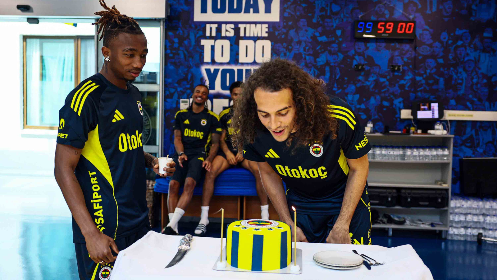 Fenerbahçe'de Matteo Guendouzi'ye doğum günü sürprizi